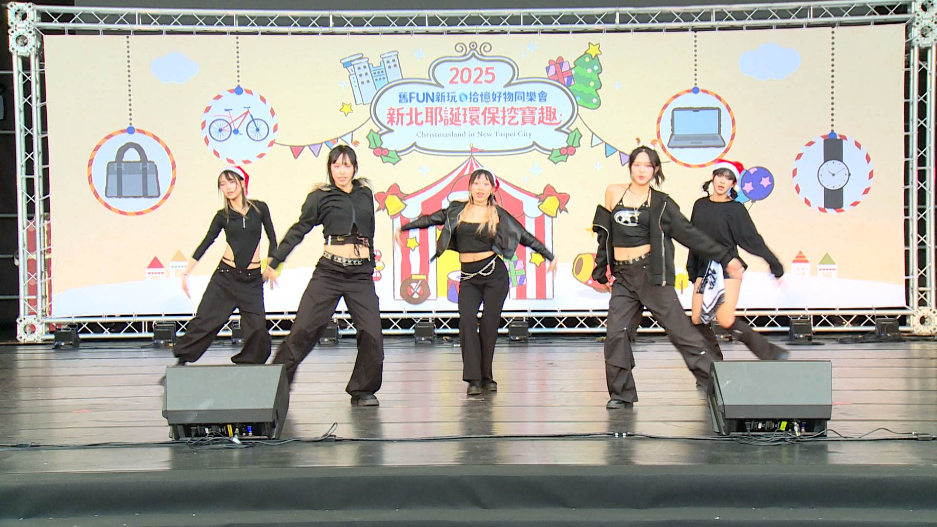 黎明技術學院獵魔女團以青春洋溢舞蹈,替二手市集揭幕。(圖/東森新聞)