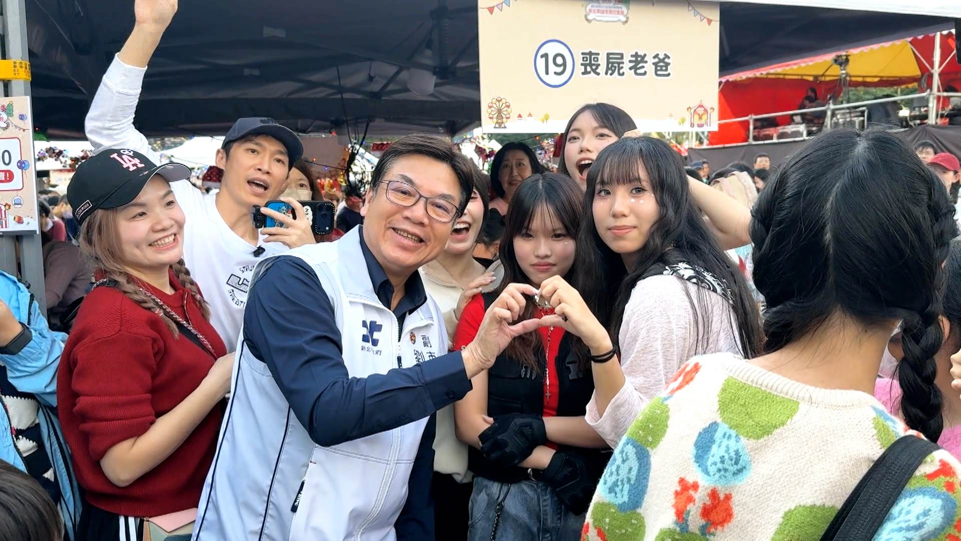 新北市副市長劉和然出席活動,感謝所有捐出好物及義賣攤位夥伴。(圖/東森新聞)