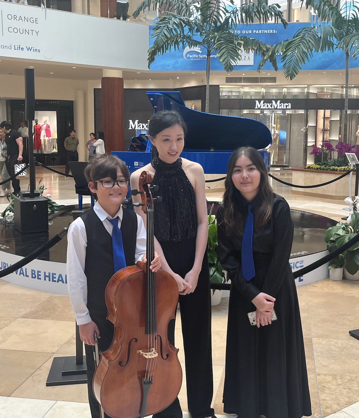在「希望之聲」系列音樂演出當中，林采瑩（中）呈現不同的鋼琴演出形式，包括與小提琴合奏、鋼琴四手聯彈等。（圖／林采瑩提供）