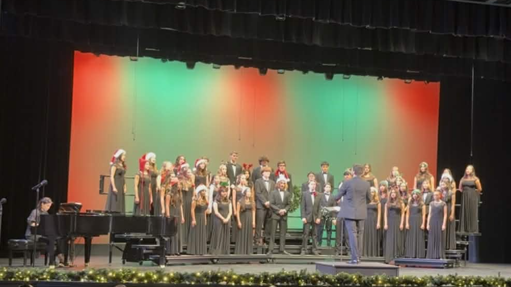 林采瑩的鋼琴合作經歷豐富，演出場域包括新港高中的耶誕音樂會，廣受校方與家長好評。（圖／林采瑩提供）