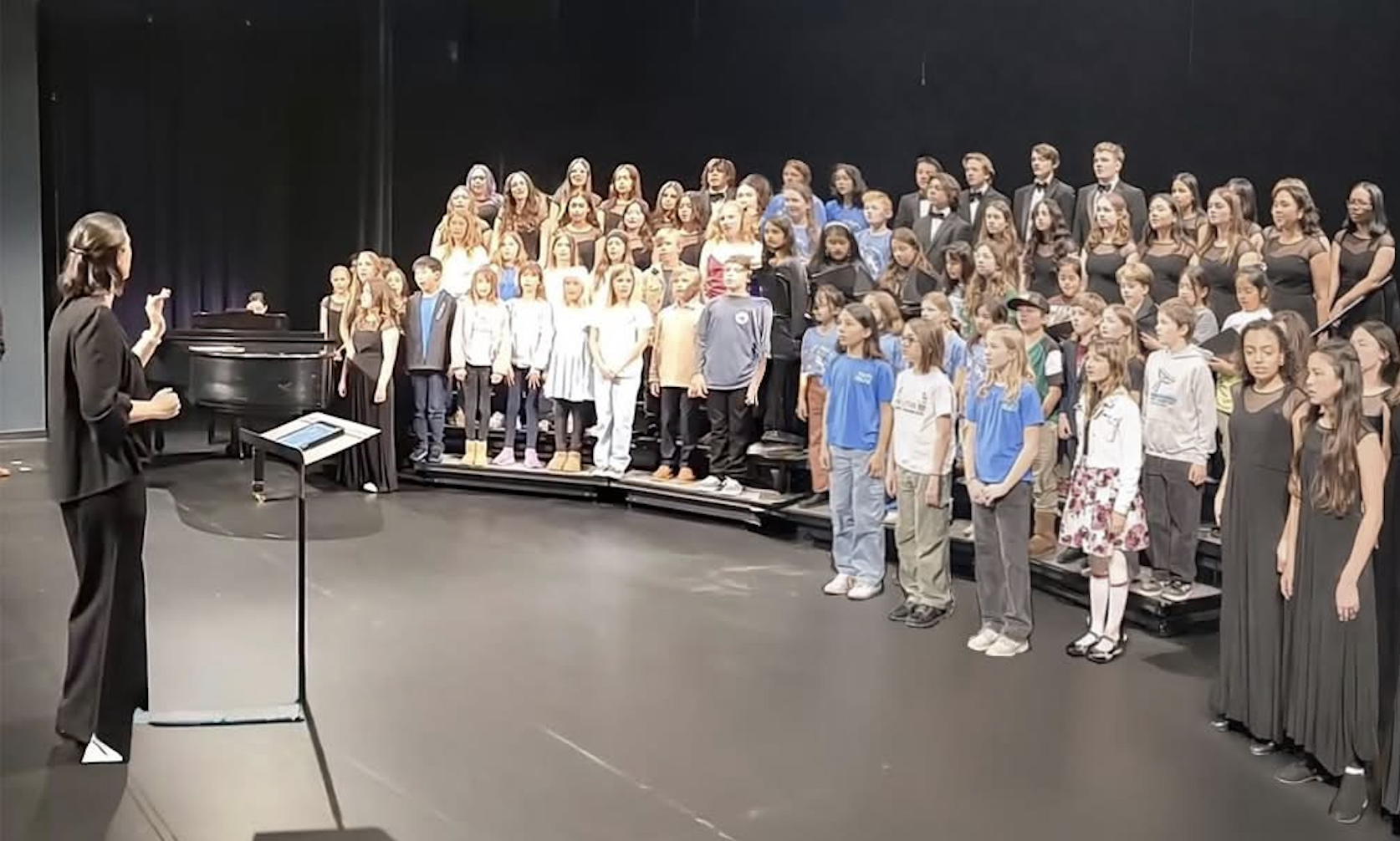 林采瑩於新港-梅薩學區的聯合音樂會中，為學區內的小學、國中與高中生擔任合唱伴奏。（圖／林采瑩提供）