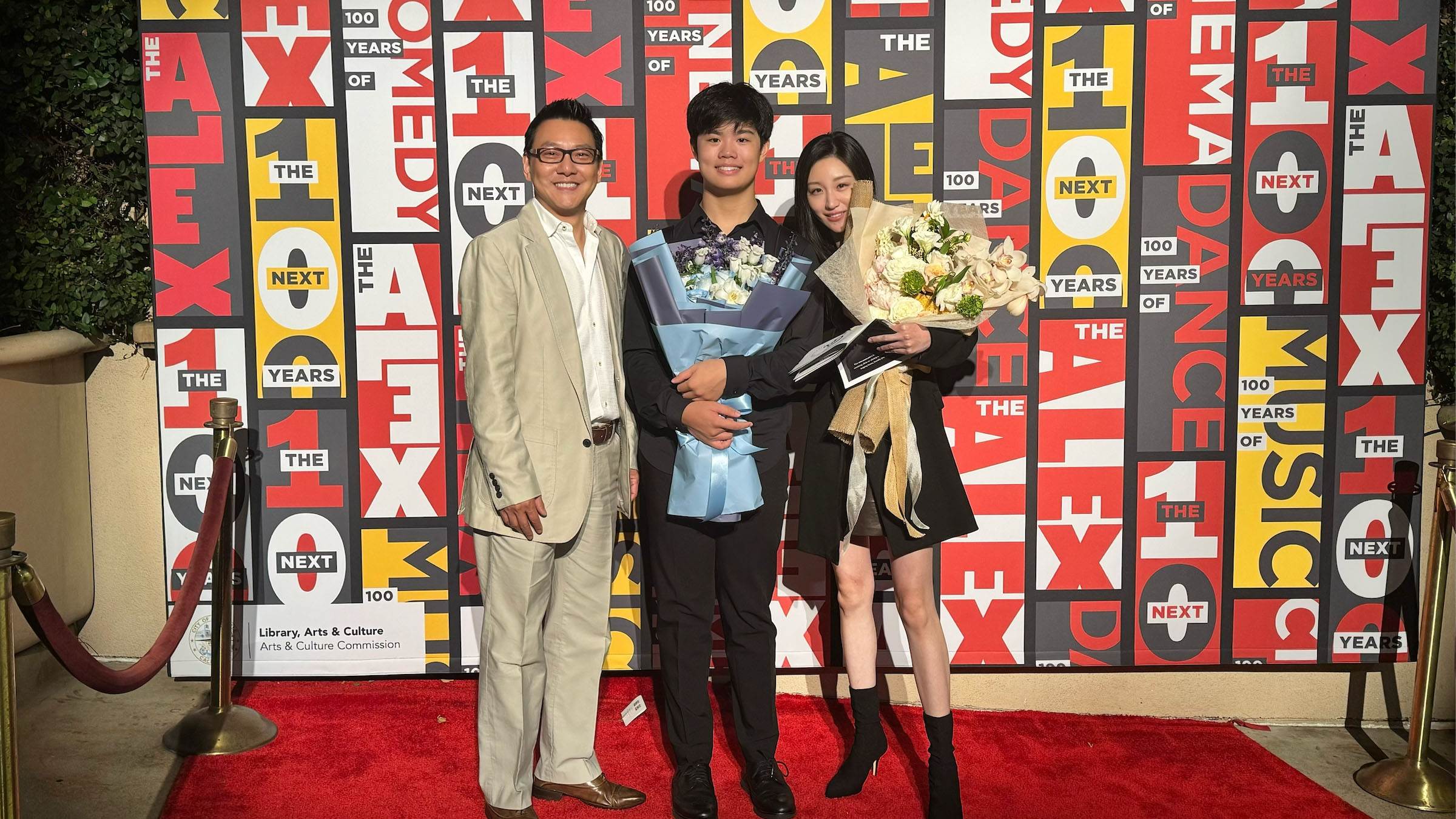 林采瑩（右）與青年鋼琴家雷（中）於美國加州知名的百年劇院Alex Theatre演出後合影。（圖／林采瑩提供）