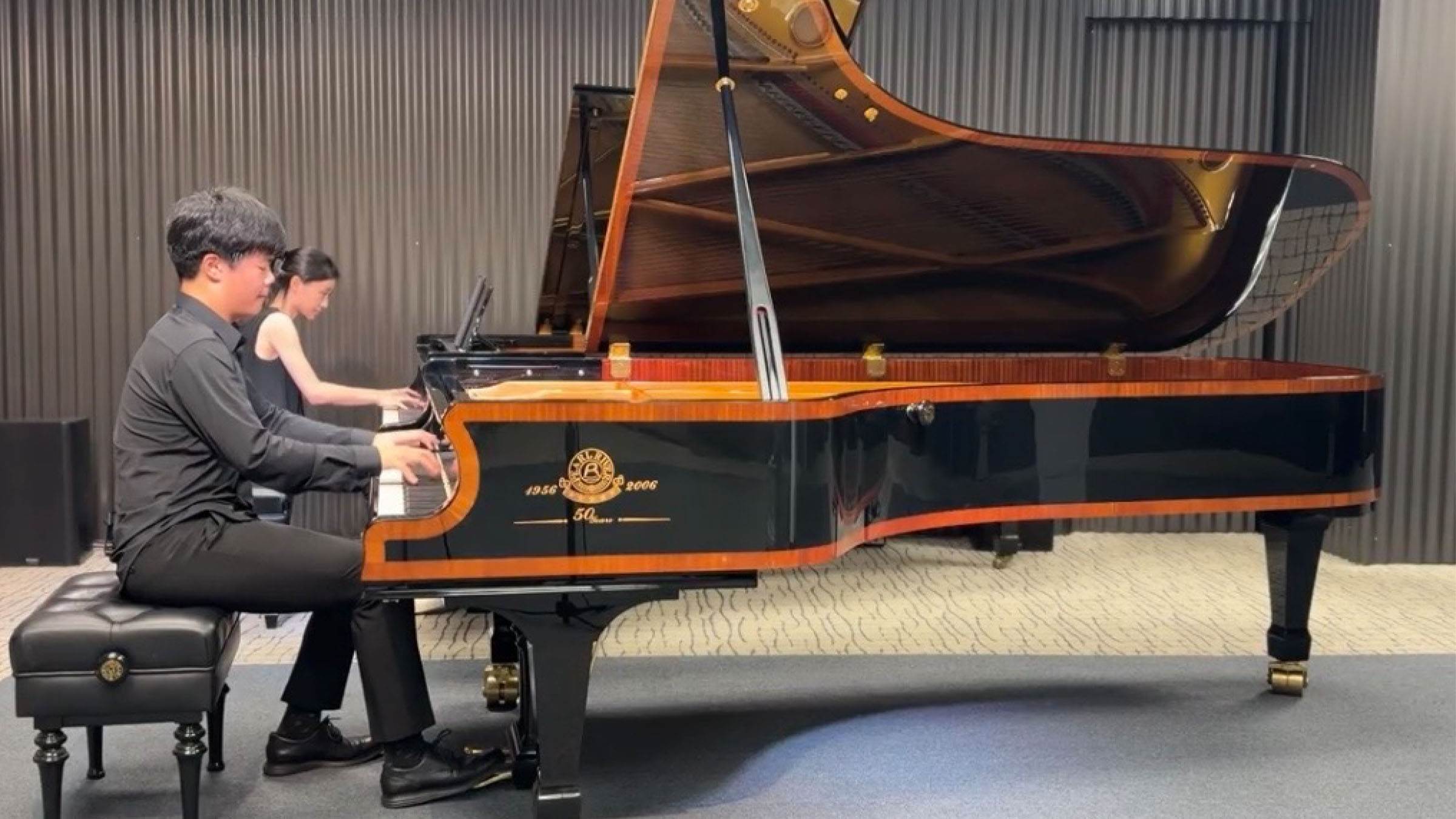 林采瑩（右）與青年鋼琴家雷（左）合作高難度的赫曼尼諾夫鋼琴協奏曲第三號，為雷贏得與管弦樂團合奏的機會。（圖／林采瑩提供）