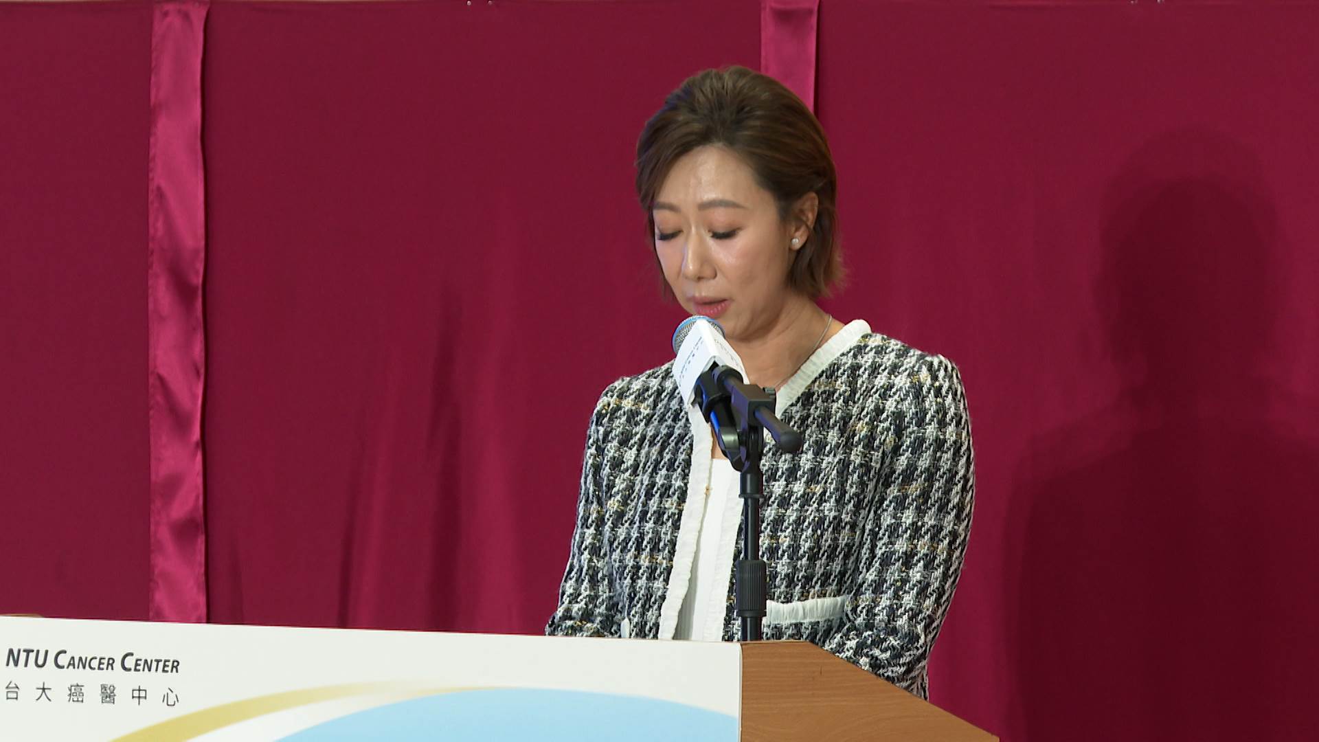 永齡健康基金會董事長郭曉玲與父親一同出席，承載家族愛的傳承。（圖／東森新聞）