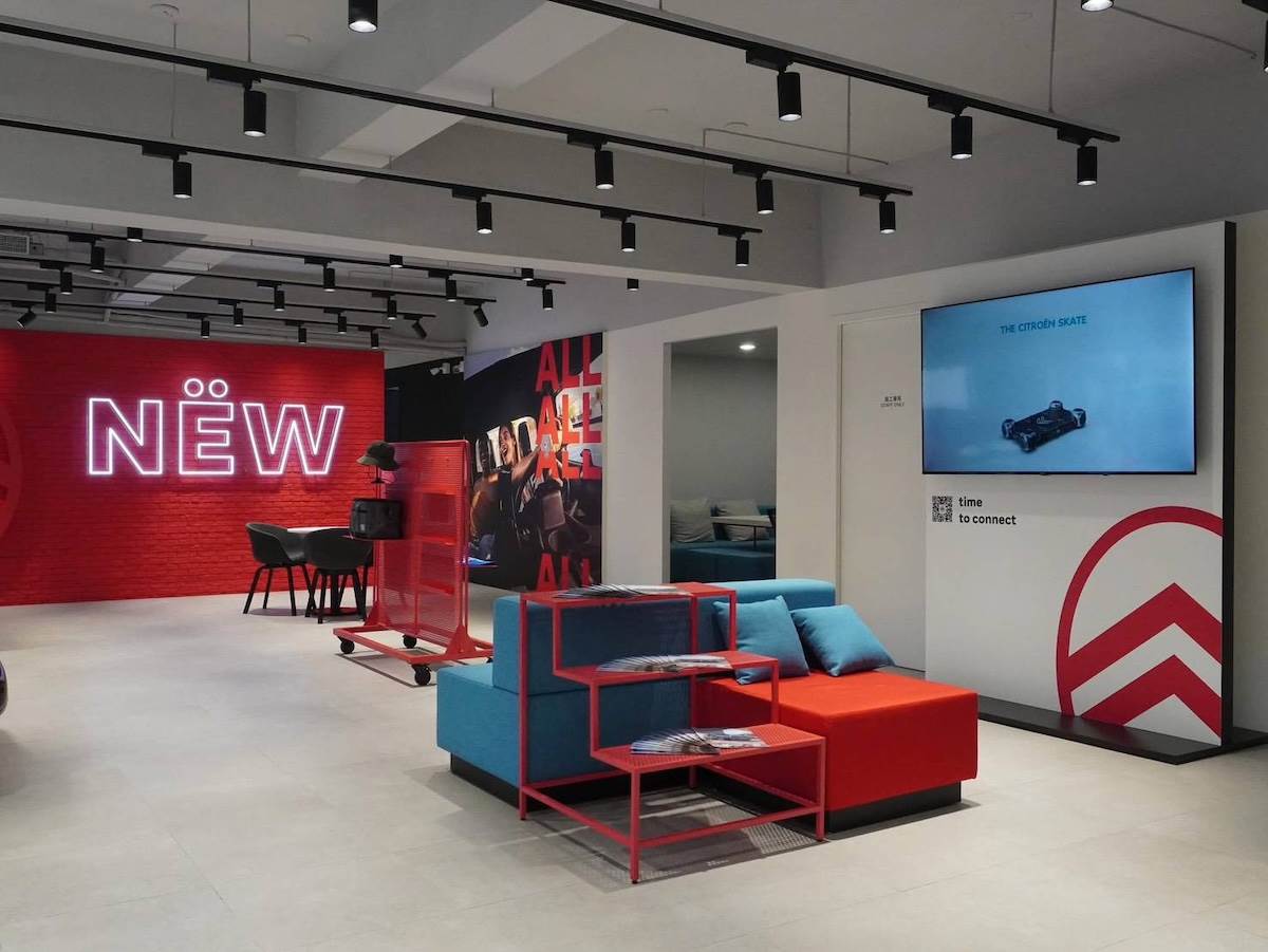 同一場域中分別呈現Alfa Romeo、CITROËN、Jeep與PEUGEOT各自專屬的品牌識別與視覺語彙。（圖／寶嘉聯合提供）