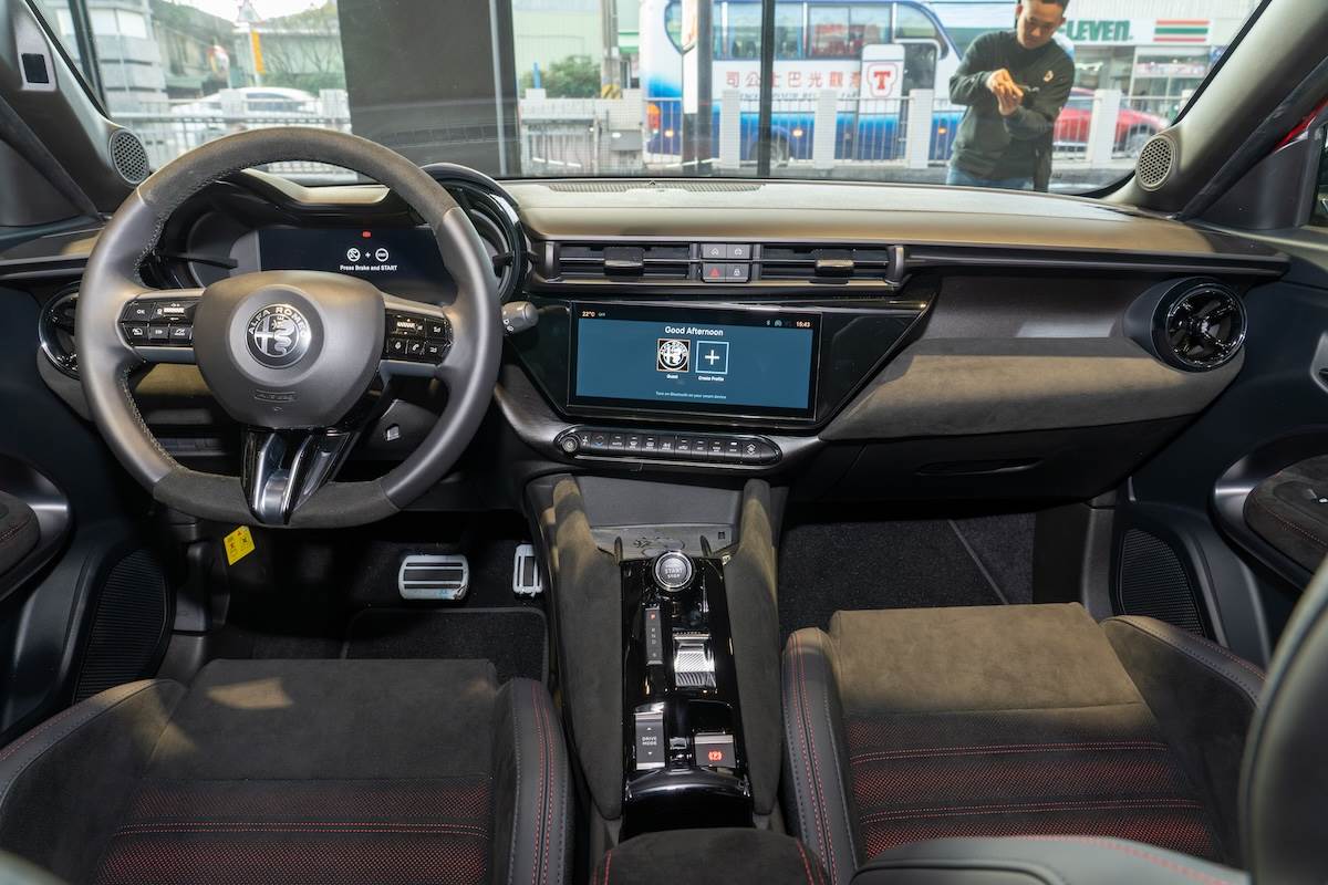 Junior的內裝設計十足駕駛導向，而在Elettrica 280 Veloce車型上還有運動型Sabelt Alcantara 賽車座椅。（圖／林昱丞攝影）