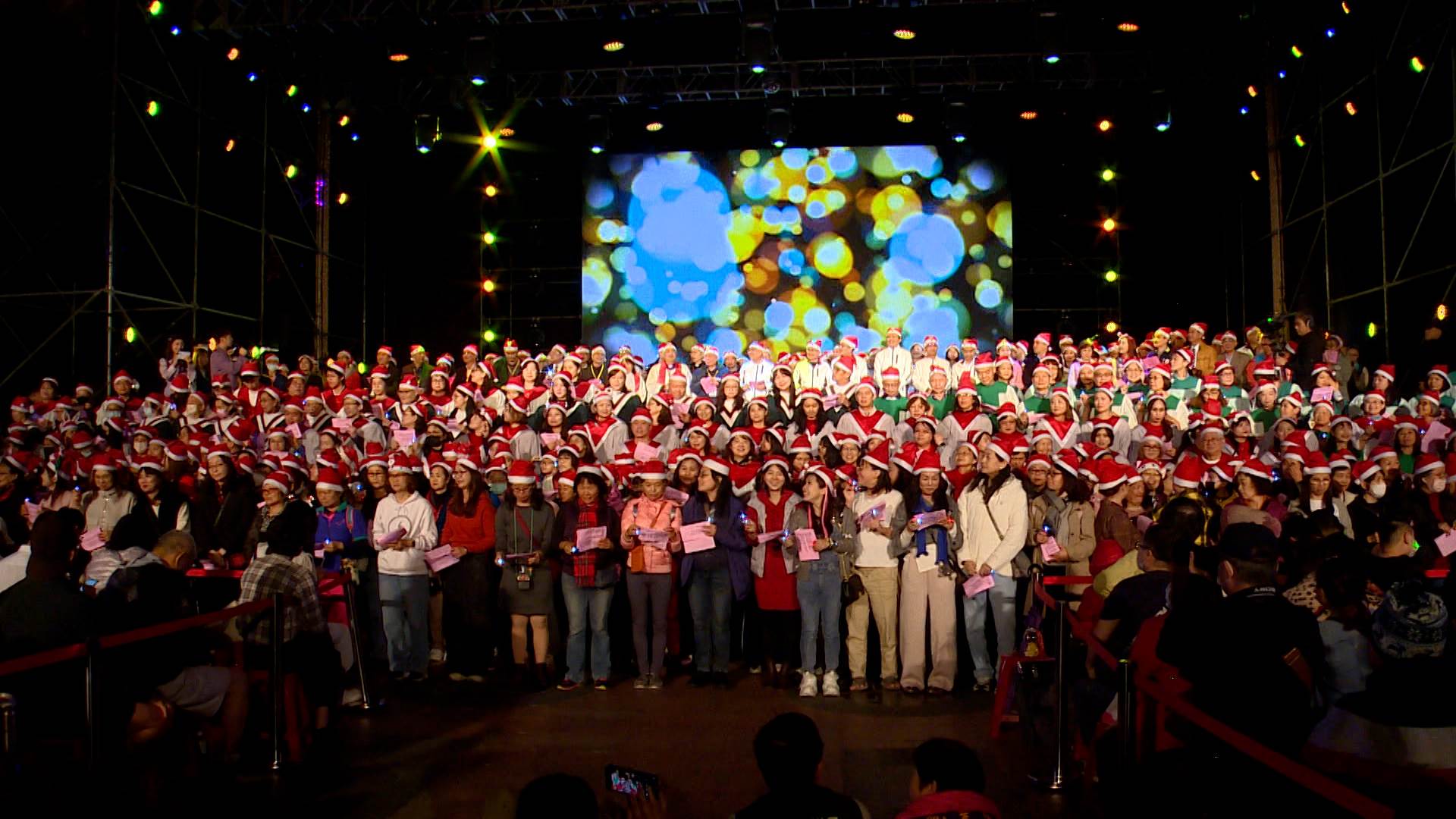 百人詩班齊聲合唱報佳音，新北市平安晚會洋溢溫暖耶誕氛圍。（圖／東森新聞）