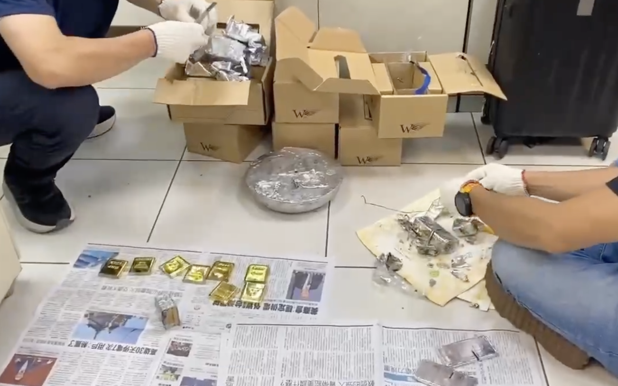 警方把鉛錫合金拆解後，取出藏在裡面的金塊。翻攝畫面