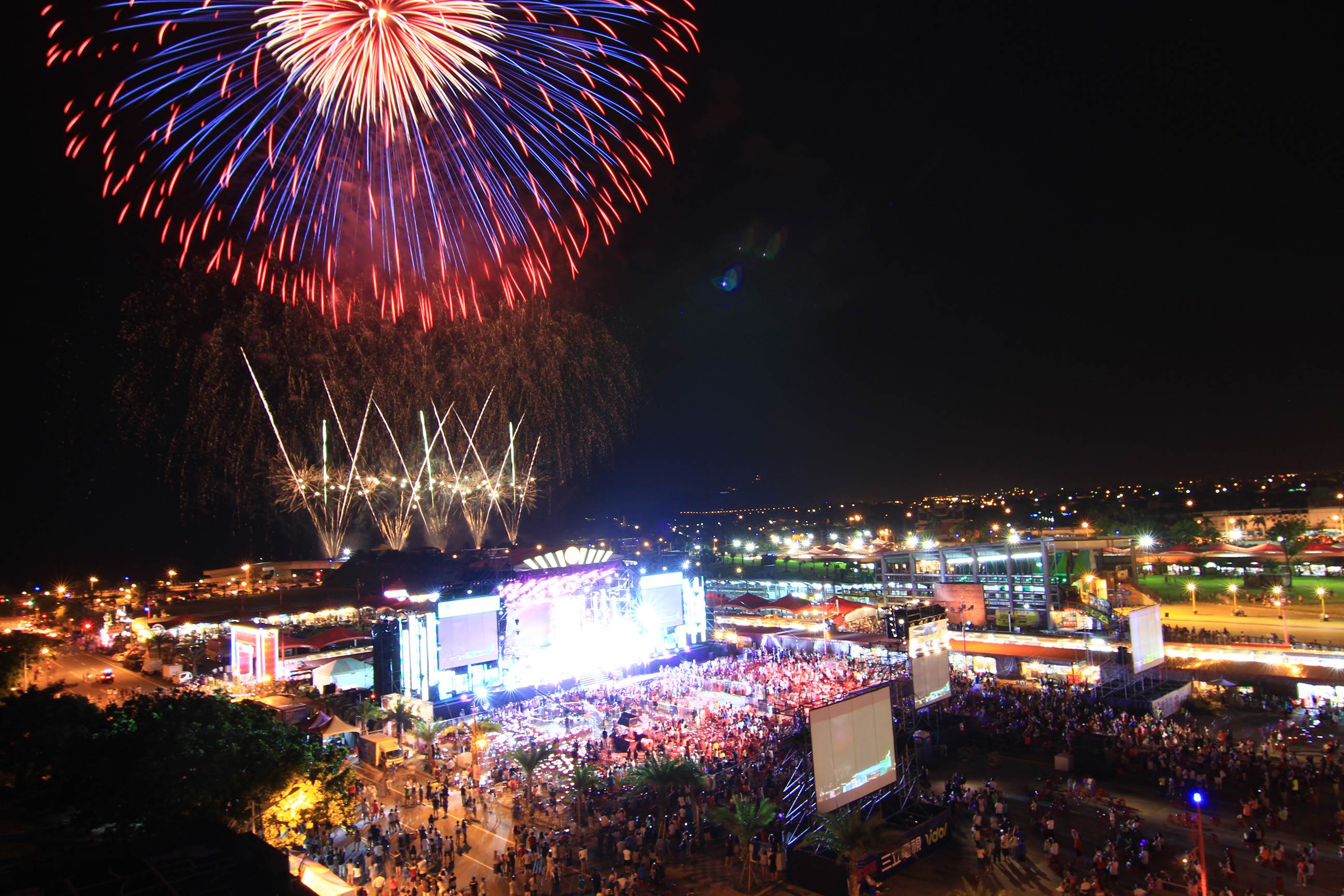 全台最大的 16 吋高空煙火，成為花蓮跨年夜最震撼、最浪漫的畫面。（圖／花蓮縣政府提供）