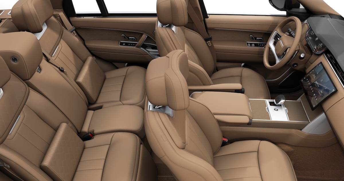 全車座椅、車頂篷、安全帶與腳踏墊皆使用經典的Caraway香芹籽棕色作為主調，營造與車身相同的低調奢華氛圍。（圖／JLR Taiwan提供）