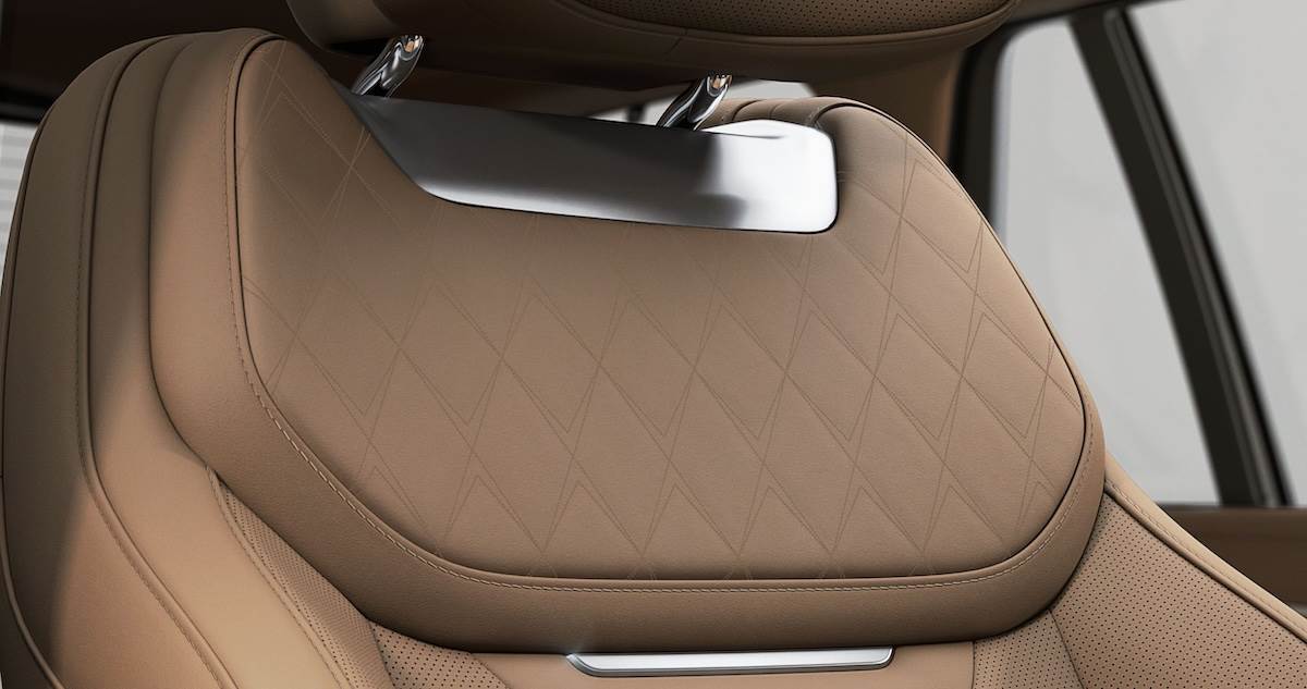 前座椅面採用Near-Aniline leather近苯胺頂級皮革，座椅肩靠採用SV Bespoke特殊訂製鑽石樣式刺繡。（圖／JLR Taiwan提供）