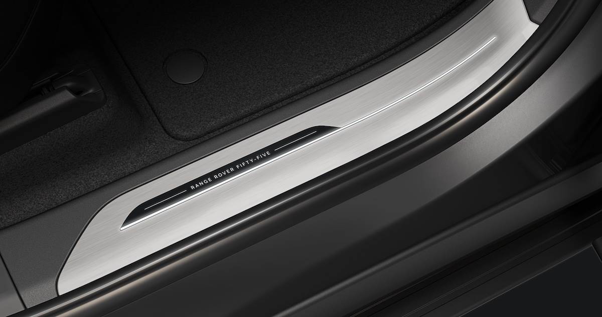 客製化車門金屬門檻鑲嵌Range Rover SV Fifty-Five字樣。（圖／JLR Taiwan提供）