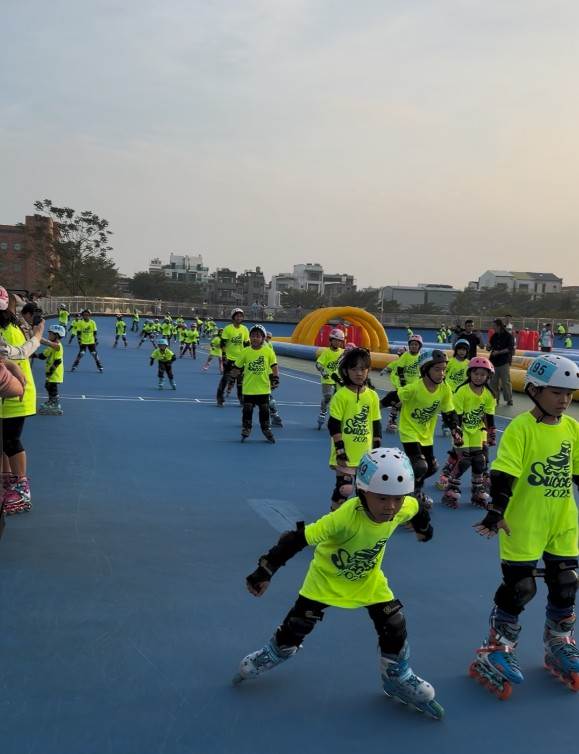 小選手們在寬闊的賽道上全力衝刺