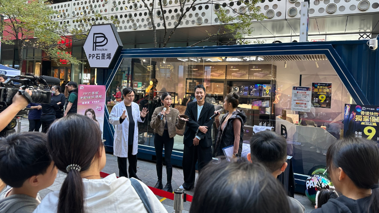 余祥銓在活動現場展現高度親和力，與柔柔攜手現身，分享維持活力的日常秘訣。（圖／ PP 石墨烯提供） 