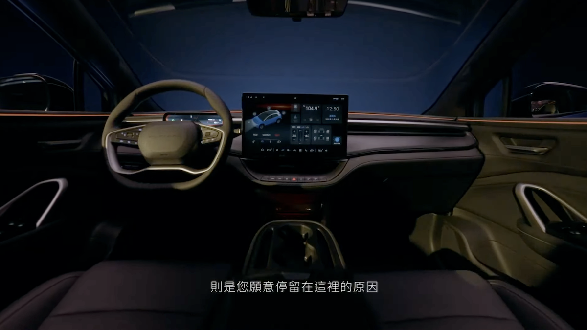 座艙部分則強調數位化整合，內部配置9.2吋長方形數位儀表與15.6吋全尺寸中控螢幕，構建出直覺的互動介面。（圖／FOXTRON YouTube）