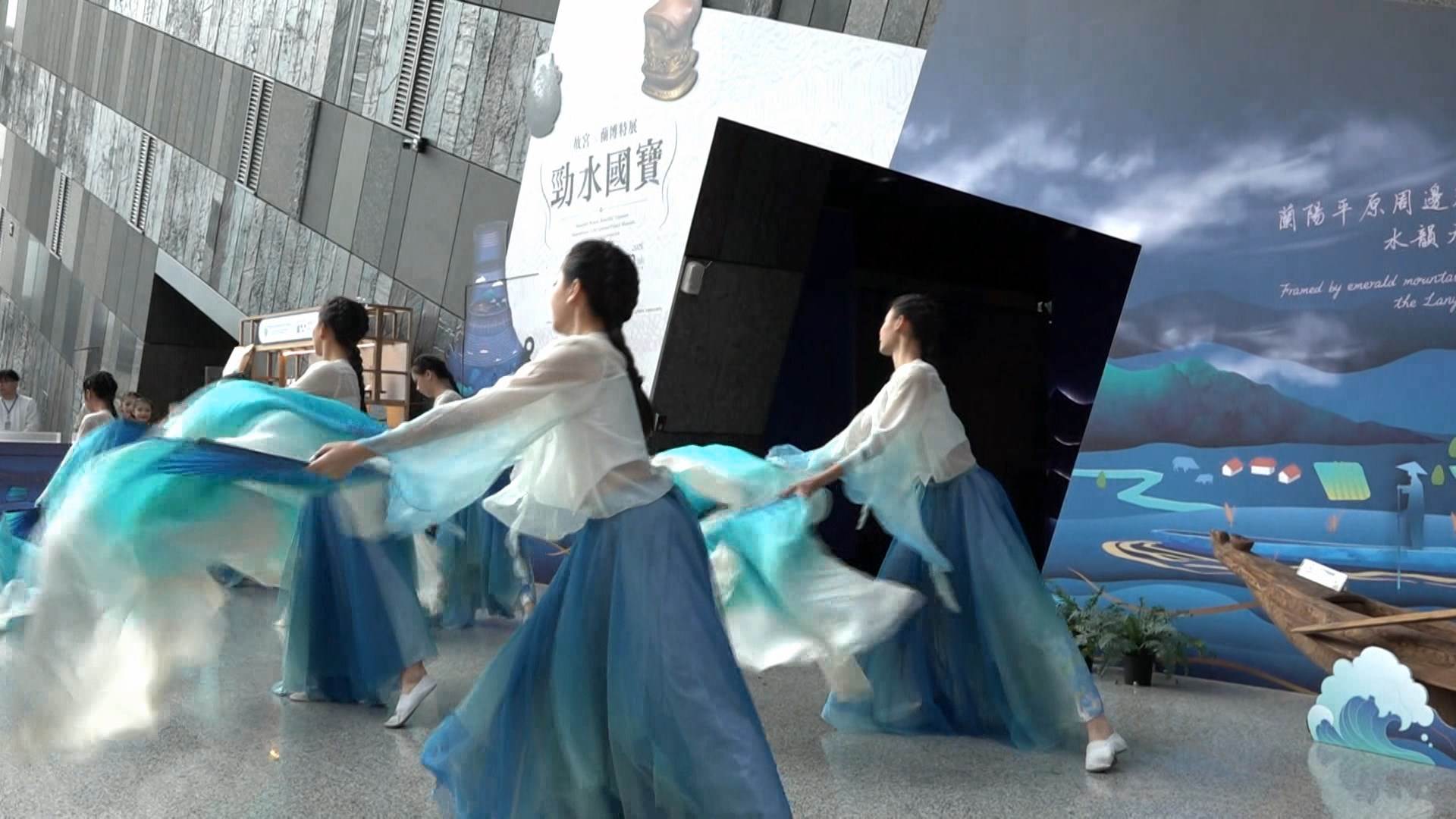 開幕活動由蘭陽舞蹈團帶來演出,舞姿如水般優雅又氣勢磅礡,為特展揭開序幕。(圖/東森新聞)