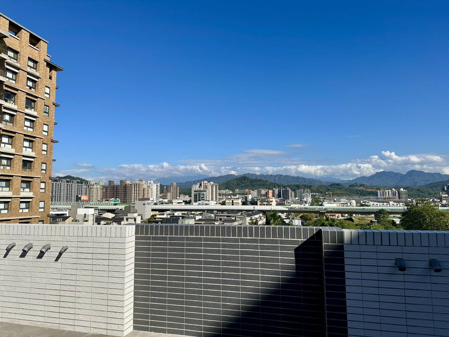 購物節好宅，地段優越，生活機能、交通條件完善，鄰近74號快速道路。（圖／台中市政府經濟發展局提供）