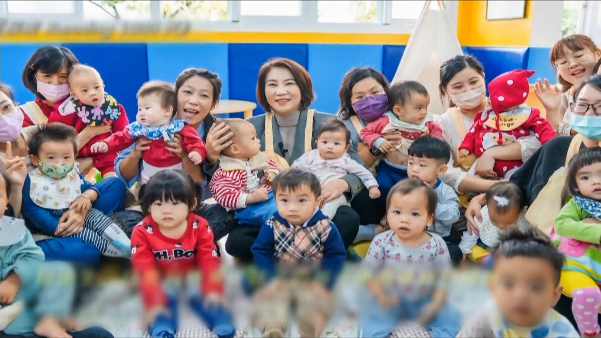 在「十大貼心」方面，縣府推出多項育兒政策，包括針對未滿一歲嬰幼兒，每月提供兩千元的營養補助。（圖／東森新聞）