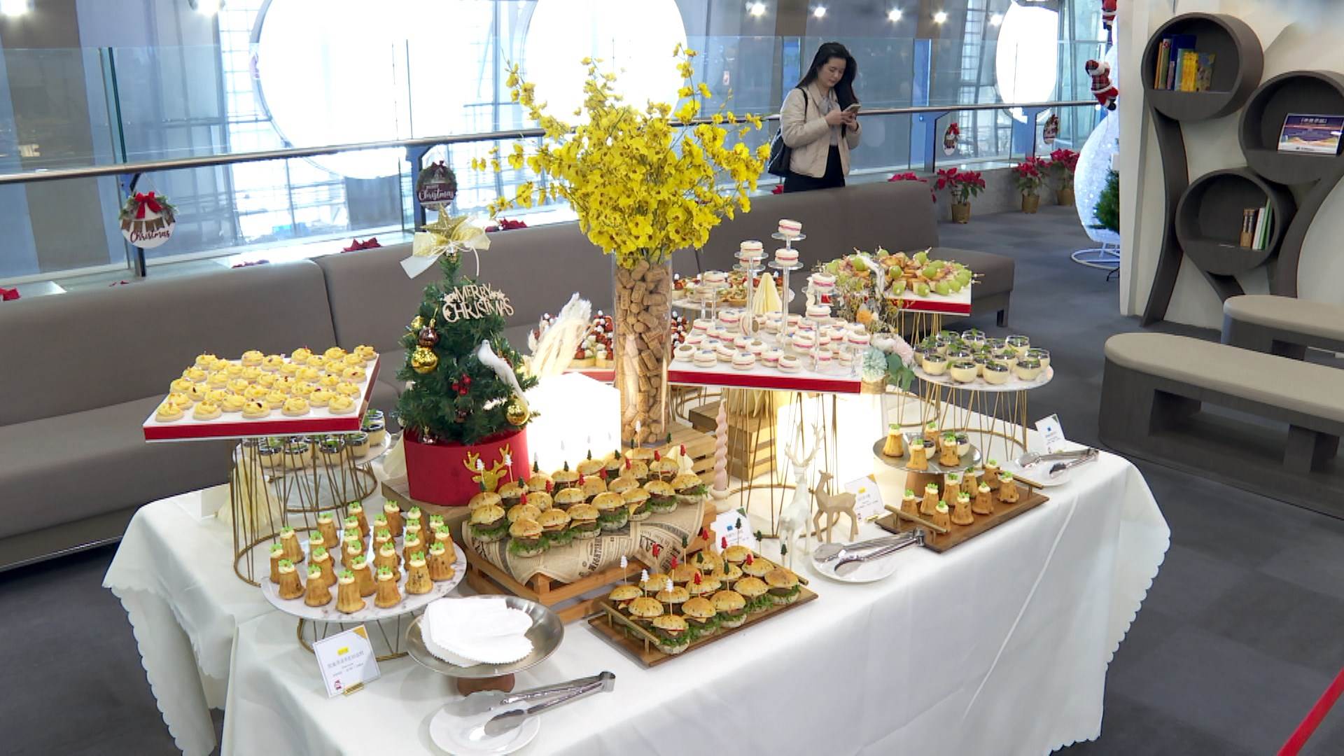 現場同時提供精緻茶點與飲品，讓旅客在出境前，能在青年演奏家溫暖的樂章中，享受融合聽覺與味覺的耶誕饗宴。（圖／東森新聞）