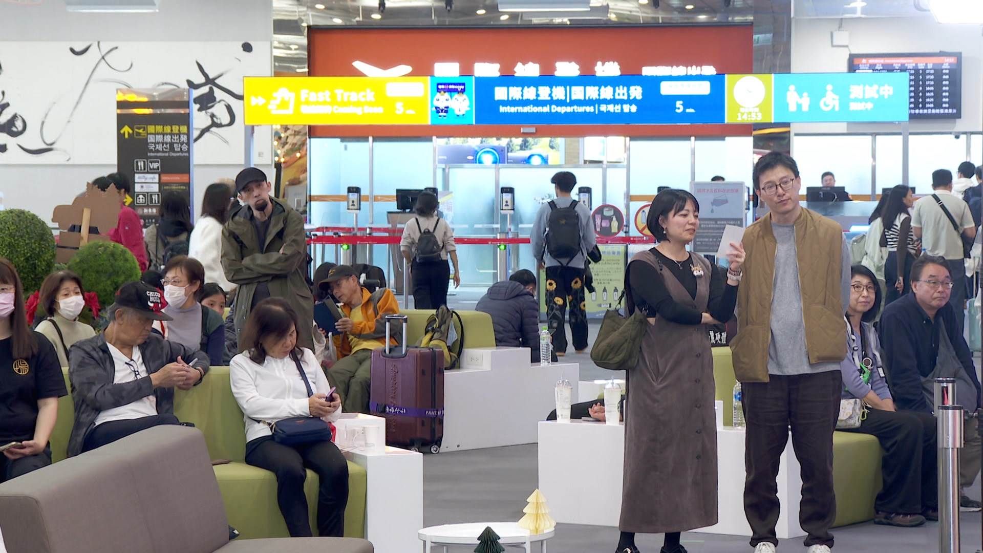 松山機場在耶誕節前夕化身為開放式音樂廳，讓旅客在出境前享受聽覺的耶誕饗宴。（圖／東森新聞）