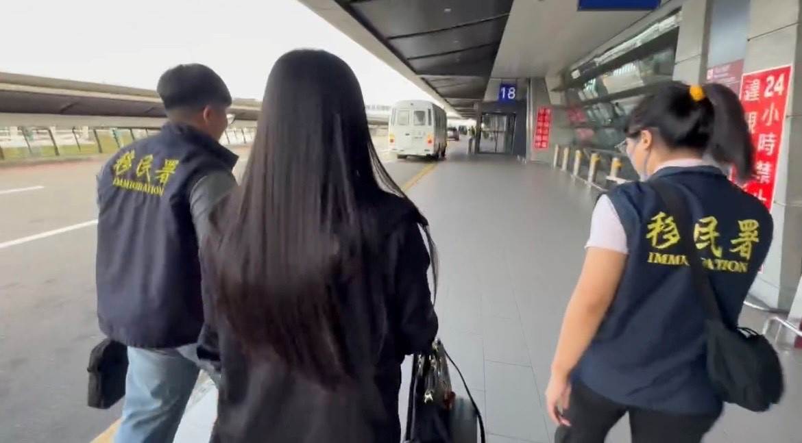 06 非法仲介W女只能乖乖配合移民署接受調查.JPG
