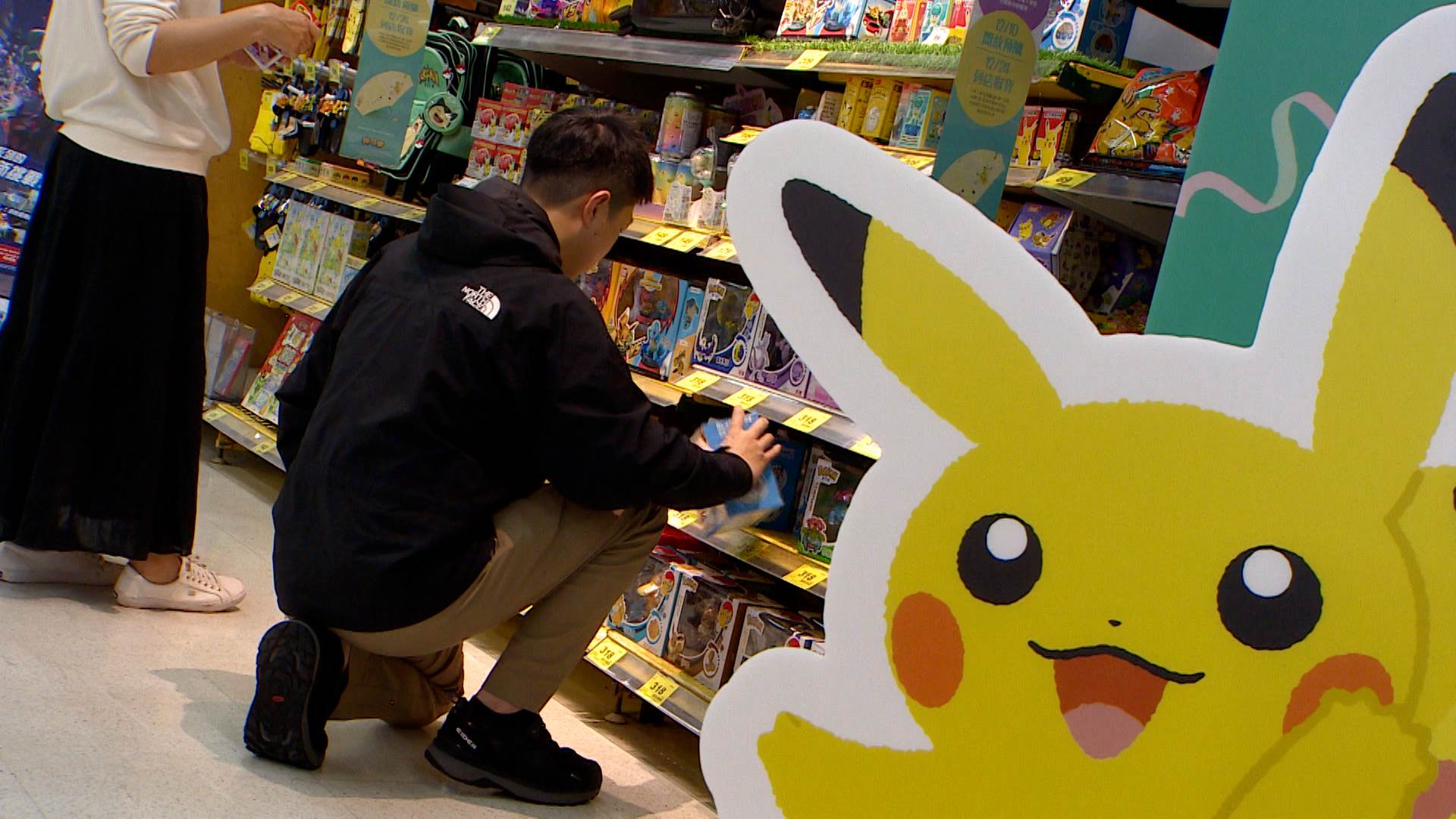 家樂福攜手寶可夢推出歡樂派對專區，結合點數加價購，吸引親子族群與動畫迷進場消費，帶動歲末買氣。（圖／東森新聞）