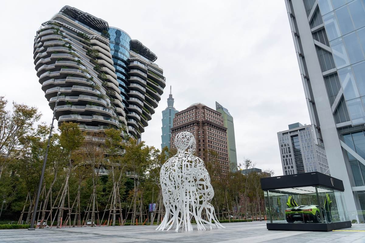 小彩蛋,在富邦美術館前廣場,還擺放著一輛Revuelto。(圖/林昱丞攝影)