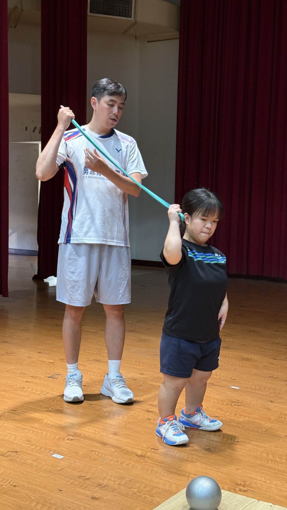 隨著運動科學的進步鄭竣逸將數據分析與國際賽事影片融入帕拉羽球訓練