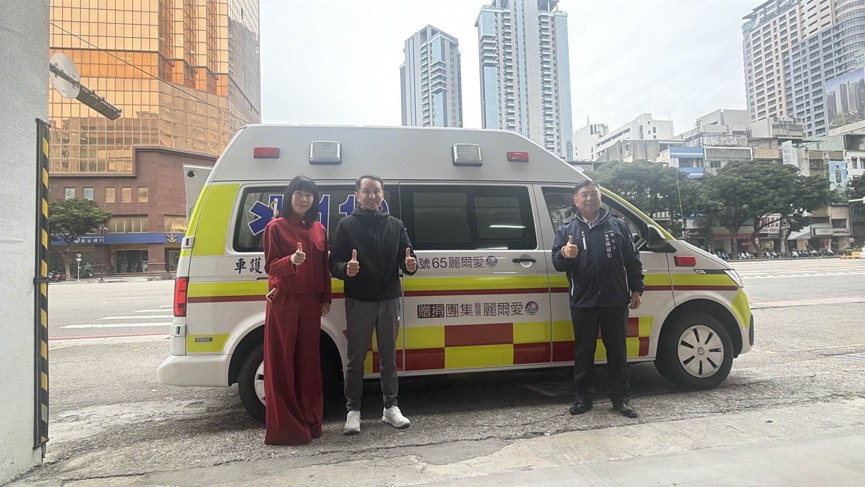 愛爾麗醫療集團總裁常如山、董事長劉貞華今日共同捐贈高規格救護車予台中市消防局，由消防局局長孫福佑代表受贈，攜手強化第一線救護能量。（圖／愛爾麗醫療集團提供） 