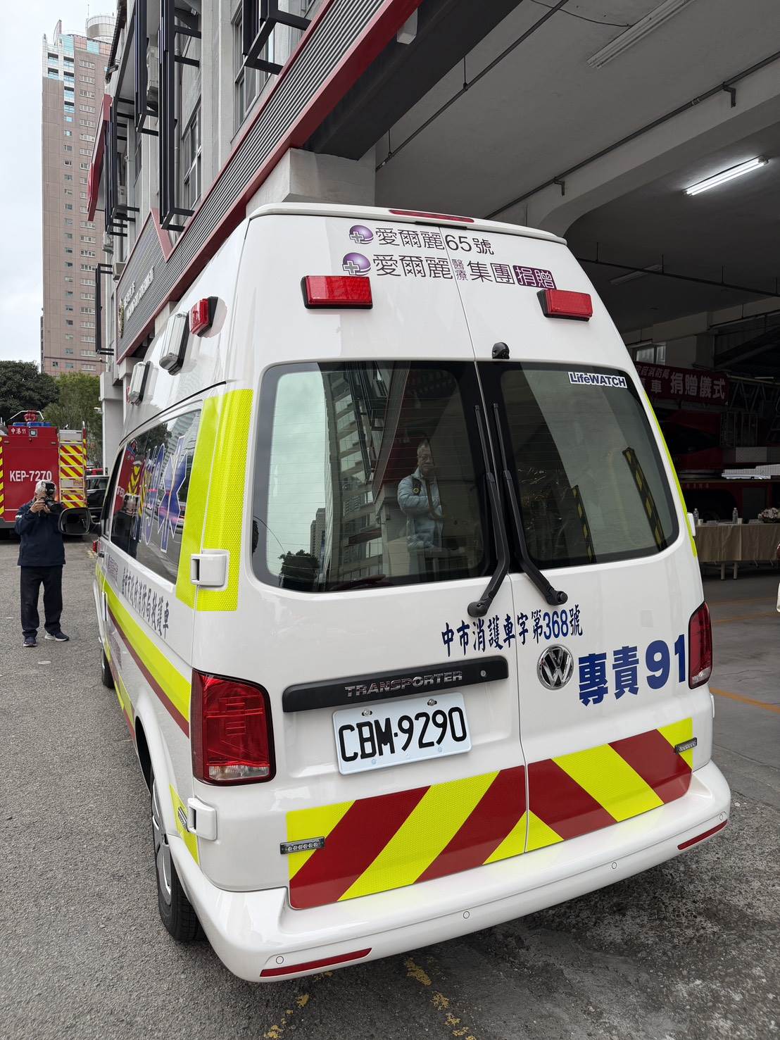 「愛爾麗65號」的高規格救護車26日正式交付台中市消防局，未來將投入第一線緊急救護任務，為市民爭取寶貴救援時間。（圖／愛爾麗醫療集團提供） 