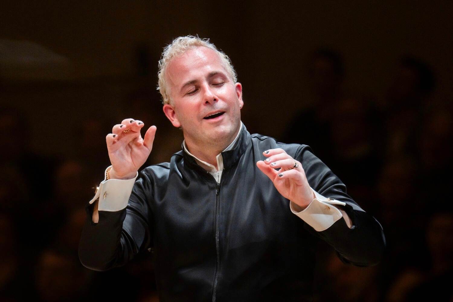 指揮家亞尼克．聶澤—賽金首度指揮新年音樂會，開啟世代交棒新篇章。（圖／<a href='/search/tags/維也納愛樂樂團/' target='_blank'>維也納愛樂樂團</a>提供）