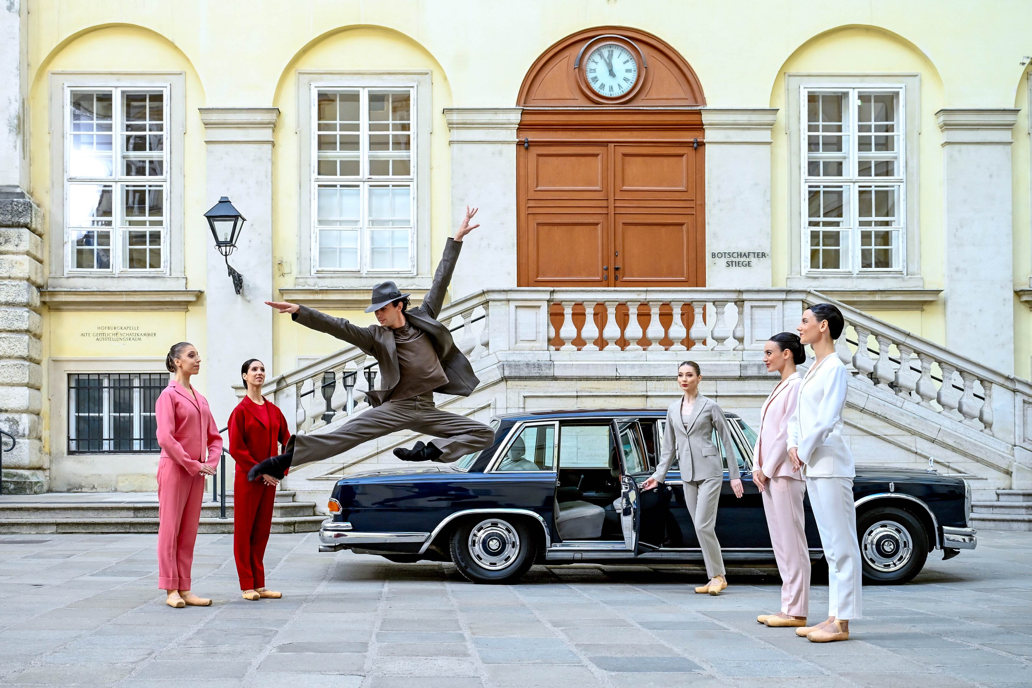 維也納國家芭蕾舞團於霍夫堡宮起舞，幽默詮釋官僚文化。（圖／維也納愛樂樂團提供）