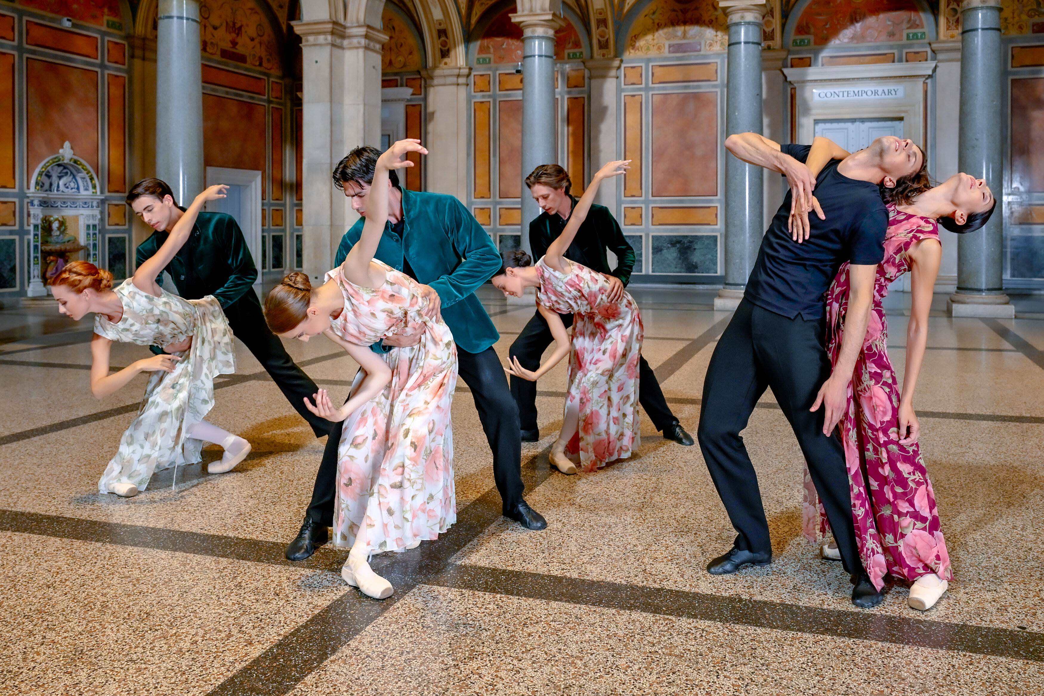 芭蕾舞者服裝設計取自奧地利瓷器經典「維也納玫瑰」，勾勒維也納藝術意象。（圖／維也納愛樂樂團提供）