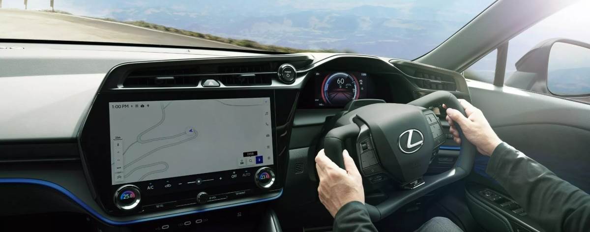 車輛內裝一樣保有豪華感受，同時增添性能氣息，搭配線傳方向盤也增加了些許前衛感。（圖／凌志提供）