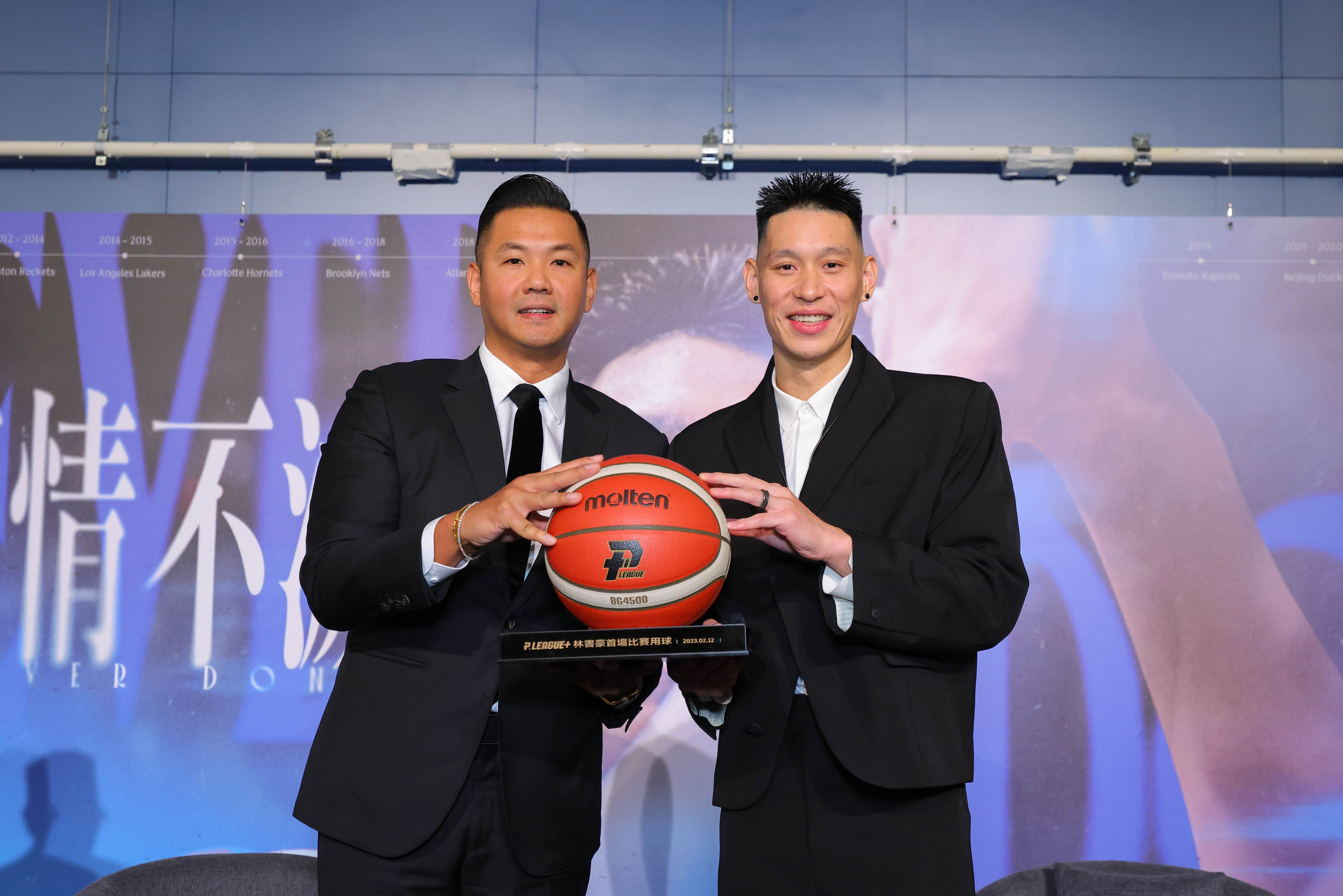 PLG代表陳建州致贈紀念籃球