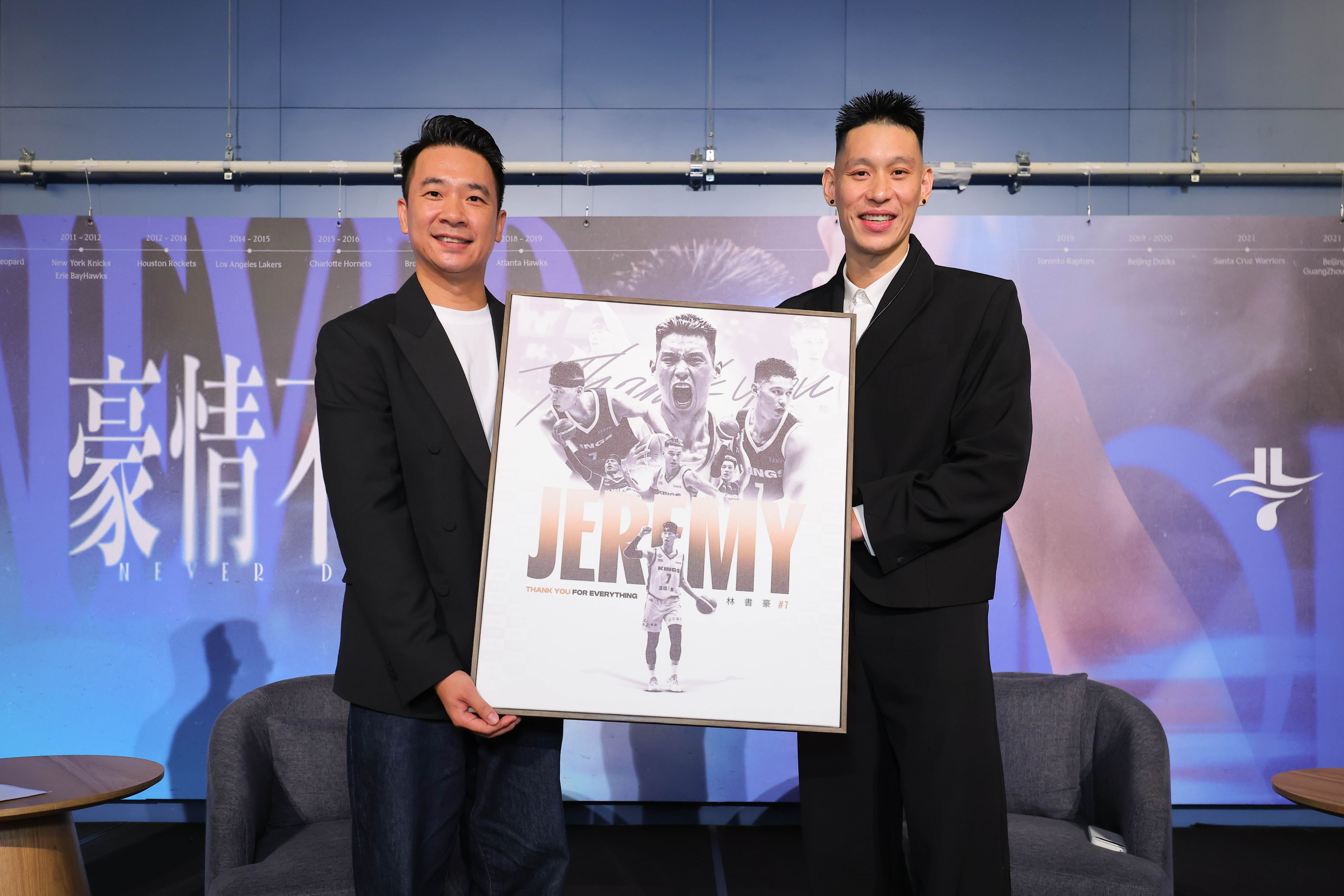 TPBL代表王志群致贈紀念禮物