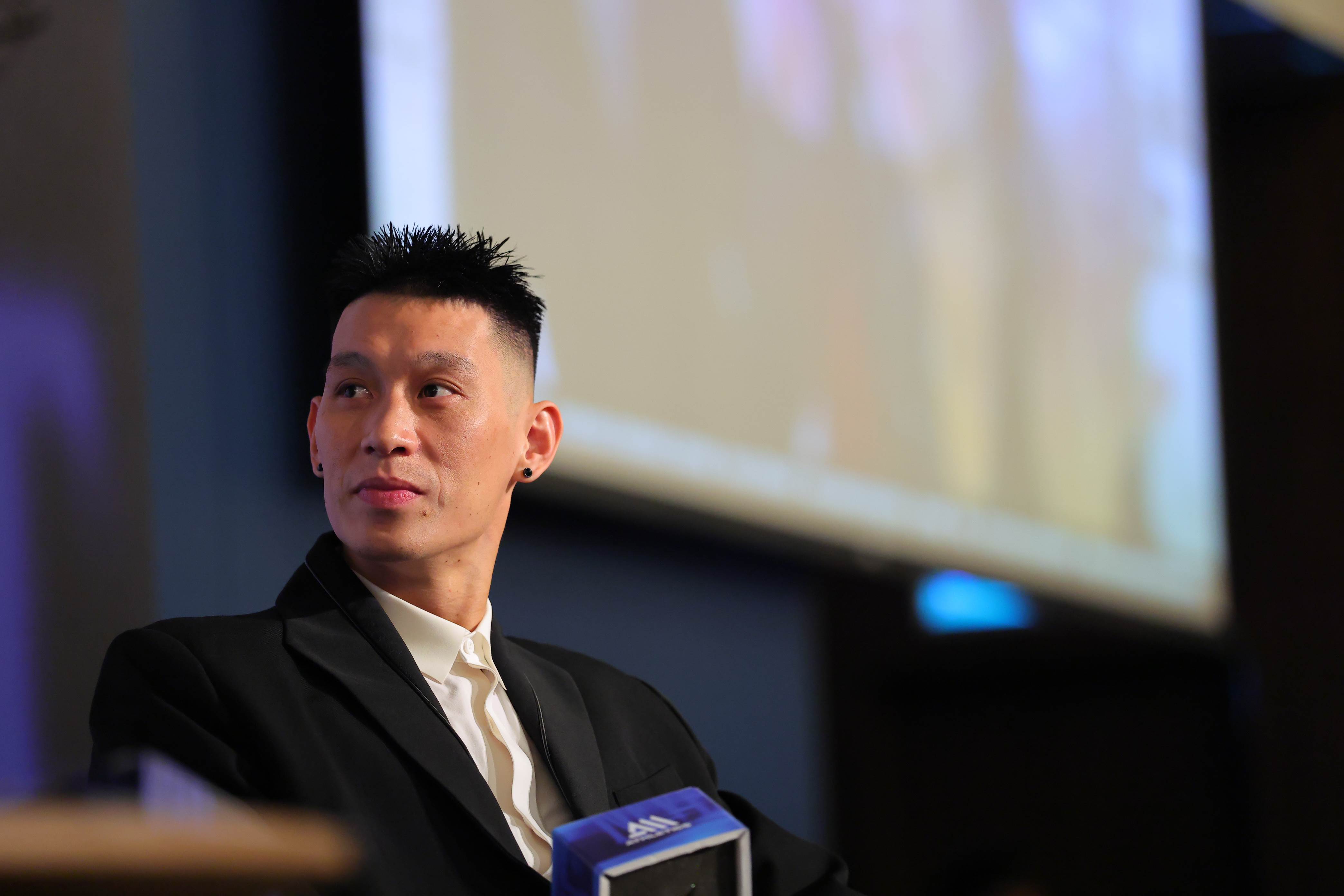 林書豪觀看球迷影片