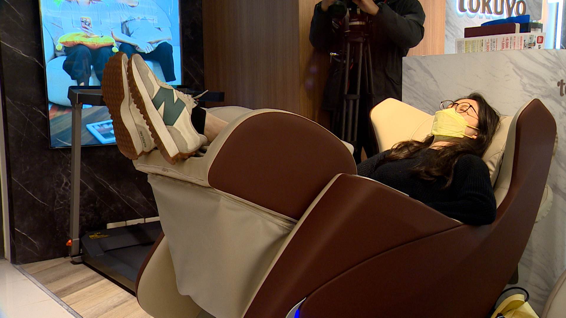 按摩椅品牌推出全新旗艦級按摩小沙發，搶攻年末舒壓商機。（圖／東森新聞）