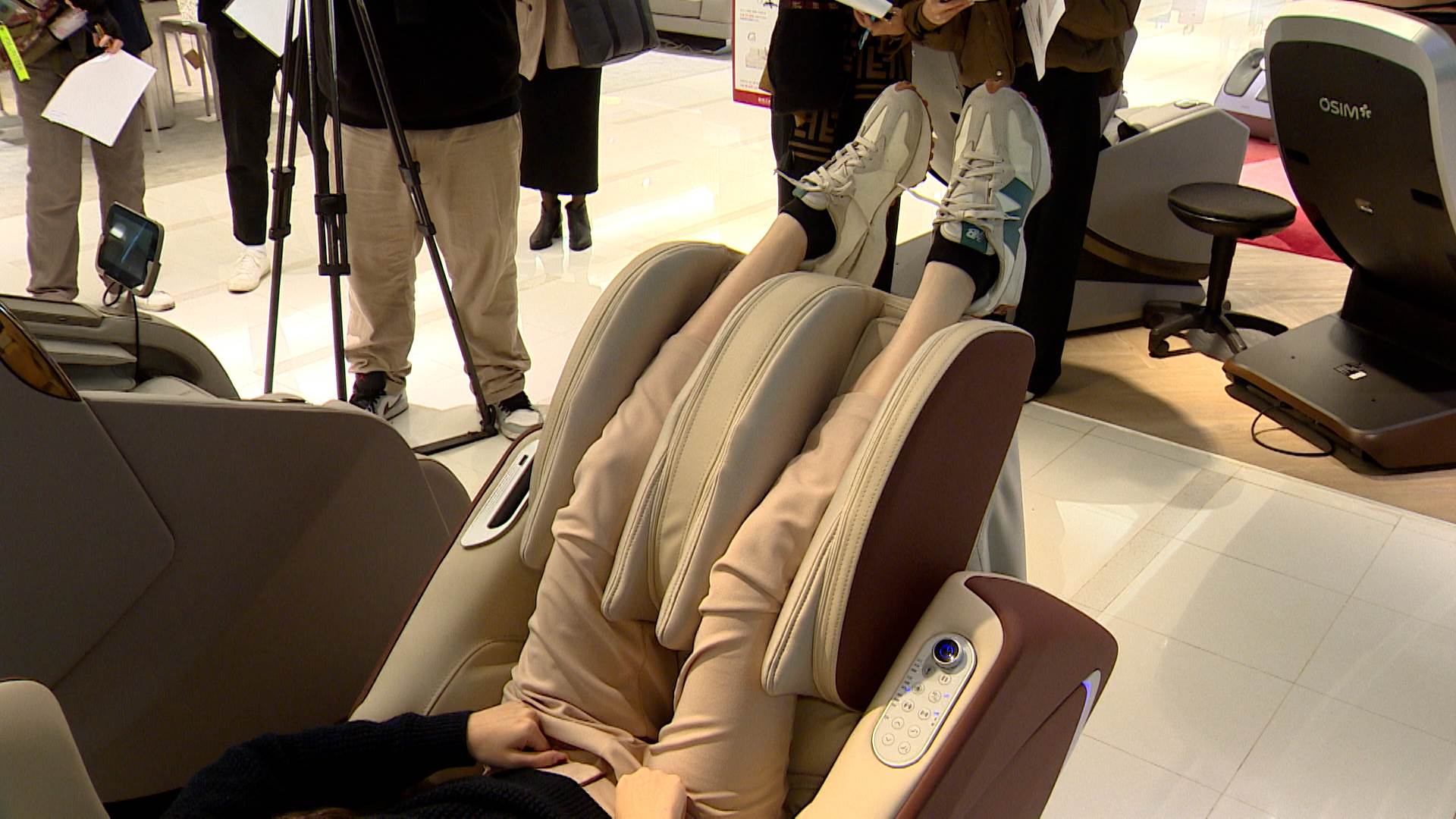 按摩椅從傳統坐姿按摩小腿，升級為45度V型超抬腿設計，幫助使用者輕鬆抬腿、舒緩水腫。（圖／東森新聞）