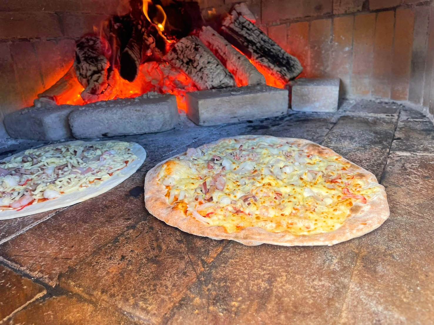 市集匯集多元異國美食與特色餐點。