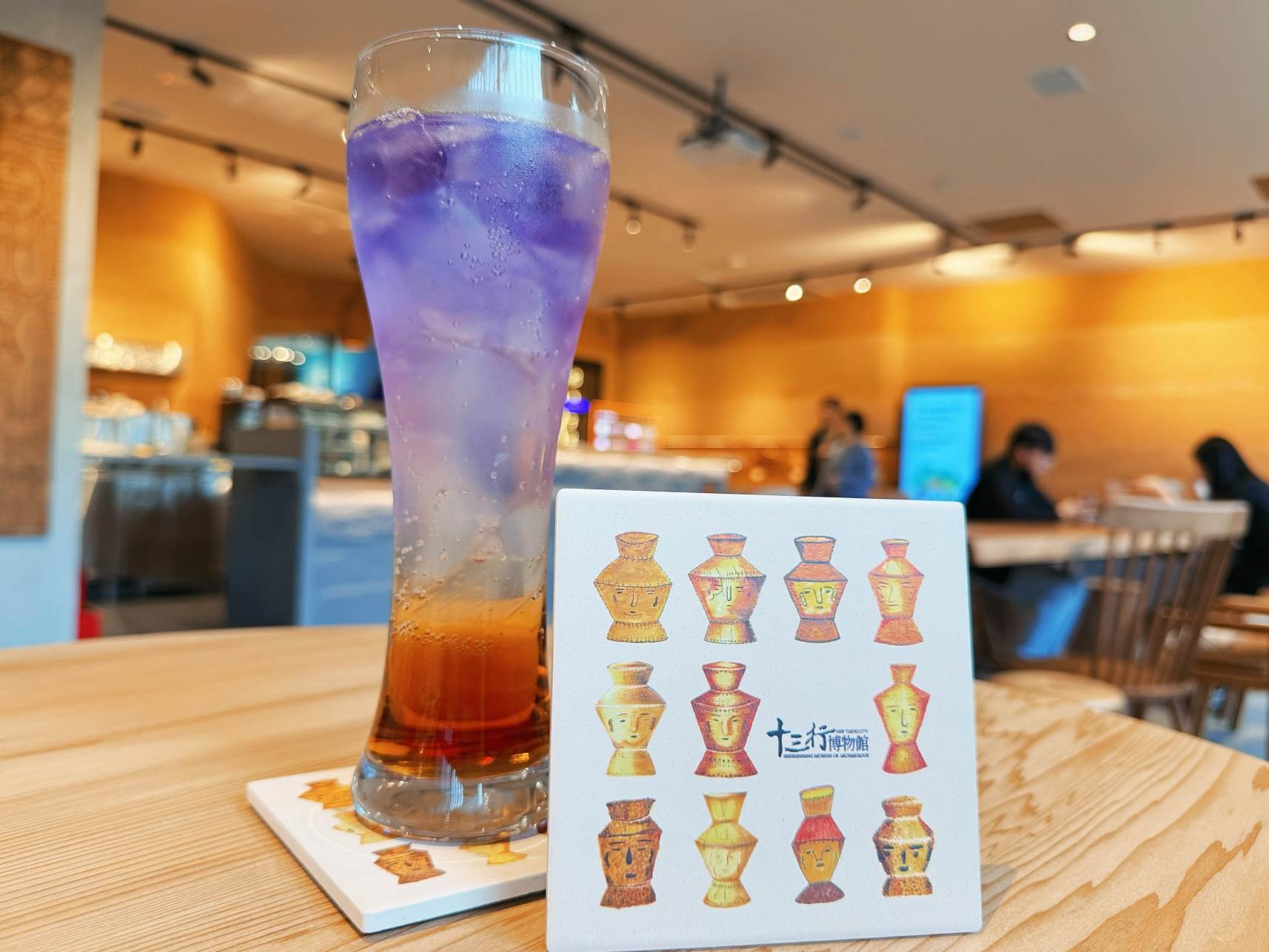 新北市金包里慈護宮社區關懷據點的長者們，一筆一畫繪製出獨一無二的手繪杯墊。（圖／十三行博物館提供）