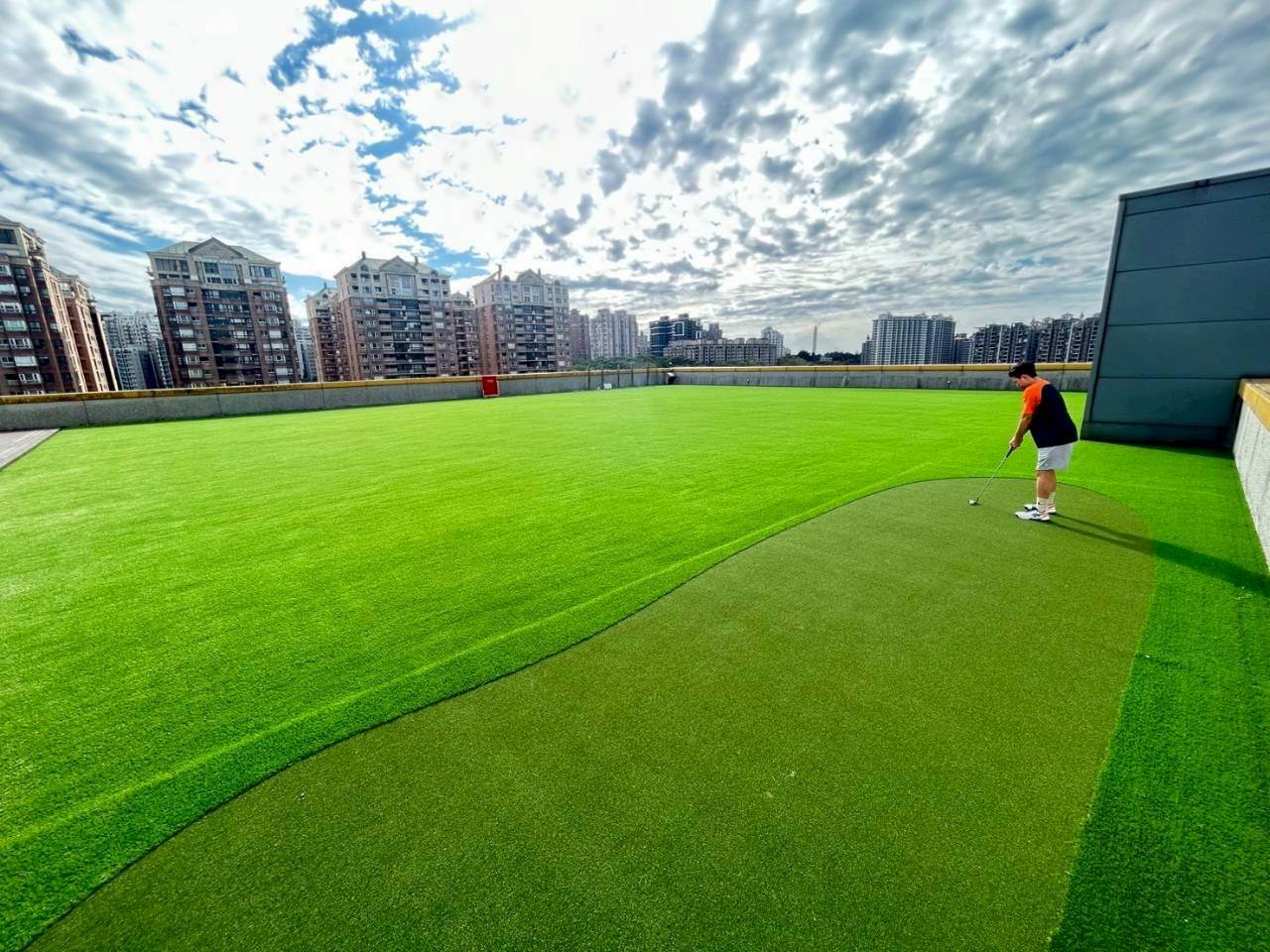 淡水運動中心戶外高爾夫推桿練習場採用高擬真人工草皮鋪設平整安全視野開闊