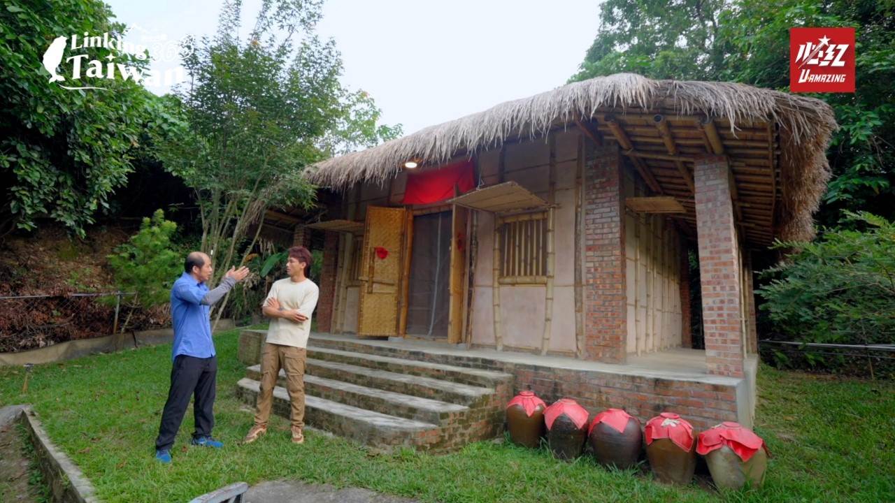 威登驚嘆先人智慧，百年復刻竹樓歷經天然災害仍屹立不搖。（圖／Linking368Taiwan提供）