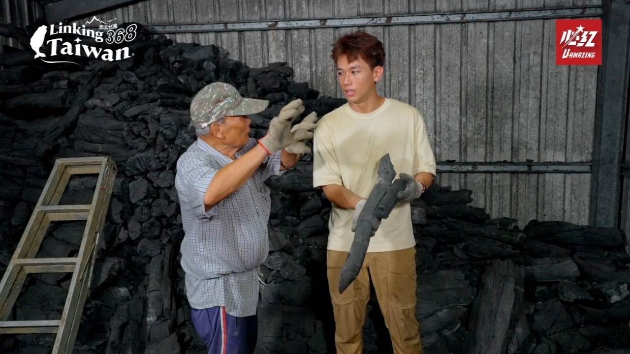 在進口木炭充斥、傳統產業逐漸消失的今天，即將85歲的火炭伯他依舊每天守著兩座炭窯，挑木、進火、出炭。（圖／Linking368Taiwan提供）