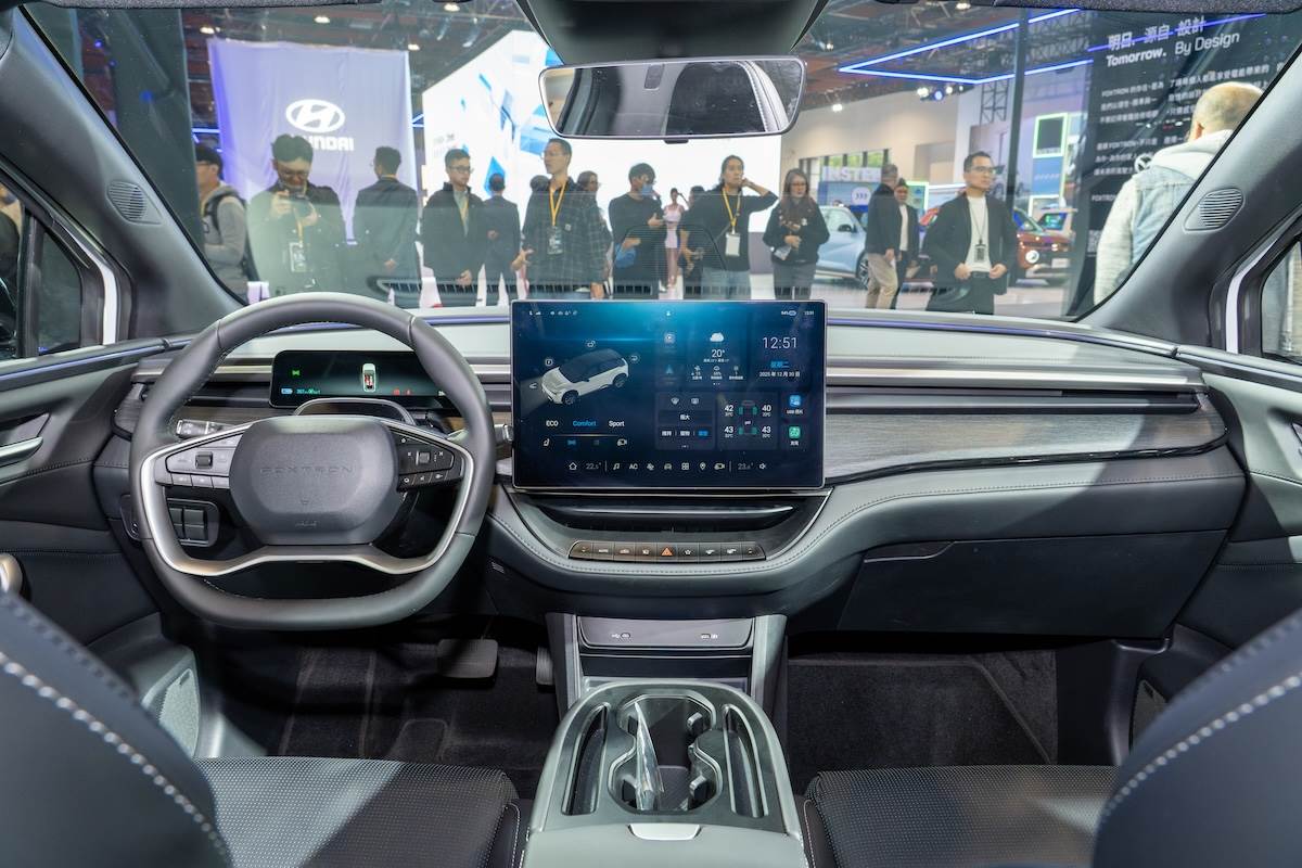 車內搭載9.2吋長方形數位儀表與15.6吋中控螢幕。（圖／林昱丞攝影）