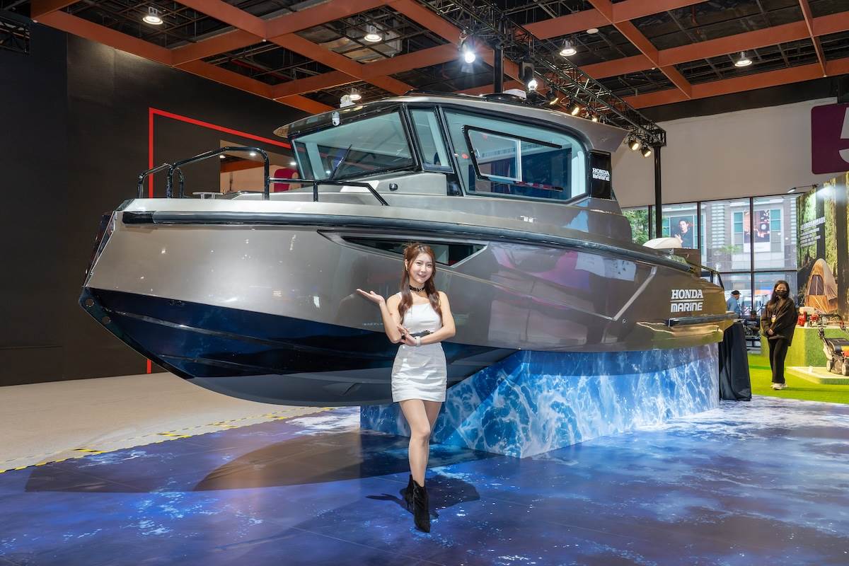 旗艦船外機「BF350」實際搭載於展示船隻，讓參展觀眾可親身登船。（圖／林昱丞攝影）