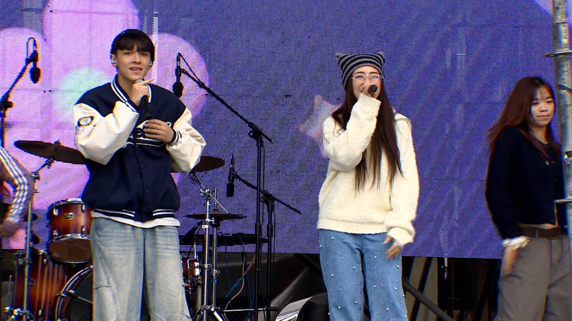 八里在地歌手梁舒涵跨年夜回到家鄉舞台演出，期待淡江大橋完工後的跨河煙火再創新高度。（圖／東森新聞）