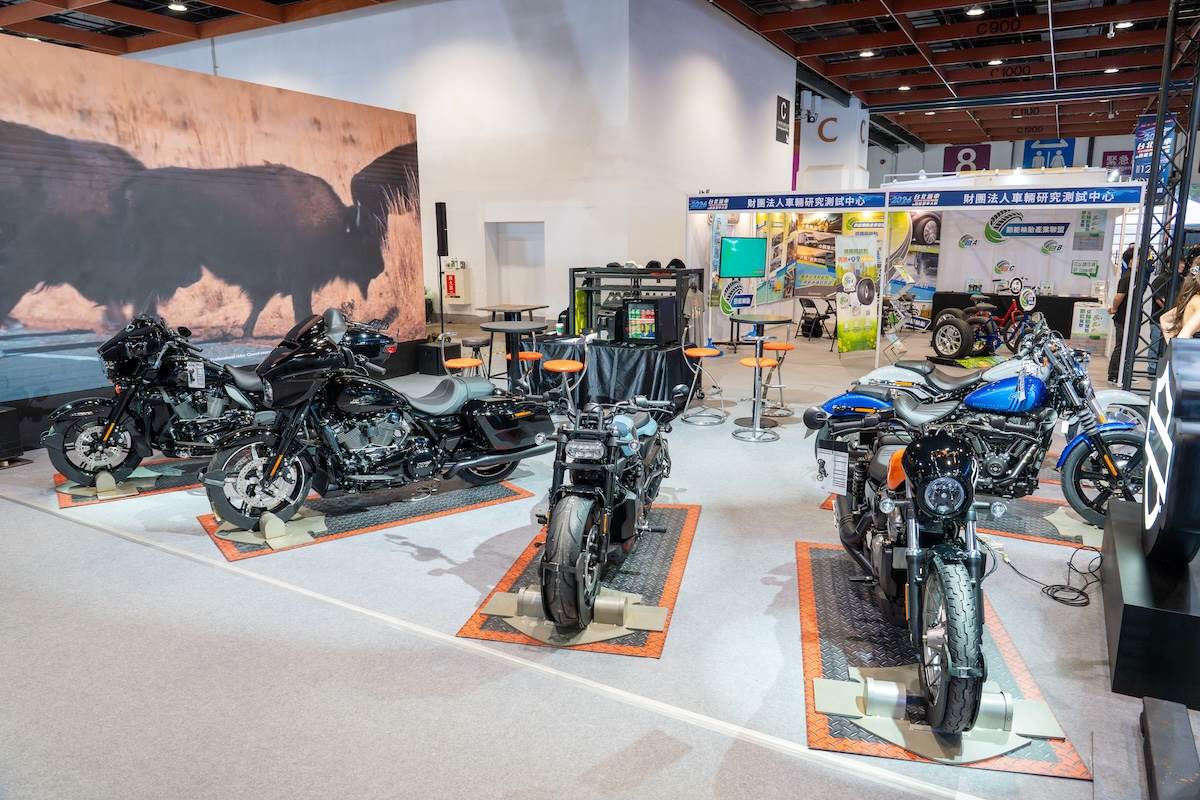 哈雷展區重點展出涵蓋三大核心車系的六款精選車型,分別為運動車系Sportster、硬派巡航Softail,以及豪華旗艦Touring。(圖/林昱丞攝影)
