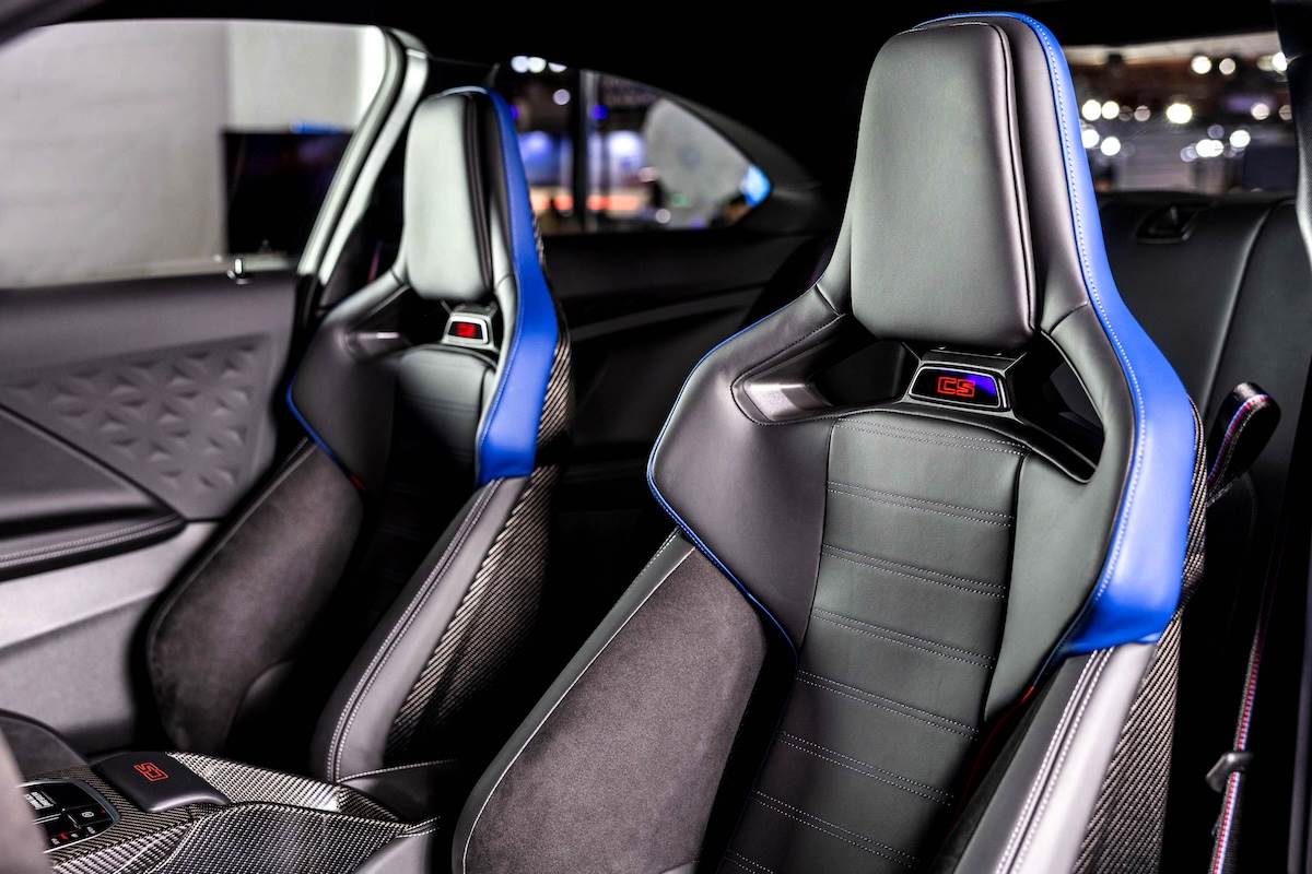 雙前座M碳纖維賽車桶型座椅，結合Merino真皮內裝與CS發光字樣。（圖／汎德提供）