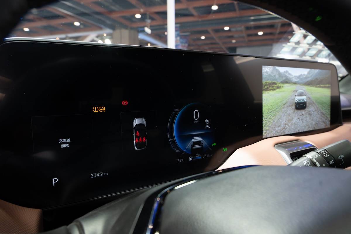 10.25吋數位儀表與10.1吋懸浮式觸控螢幕置於同一視覺平面。（圖／林昱丞攝影）